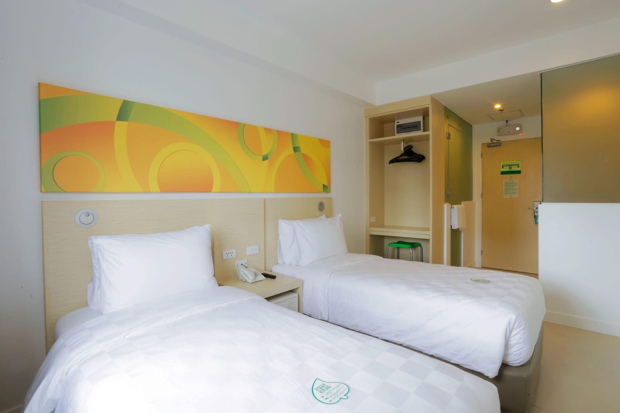 Go Hotels Timog Кесон-Сити Экстерьер фото