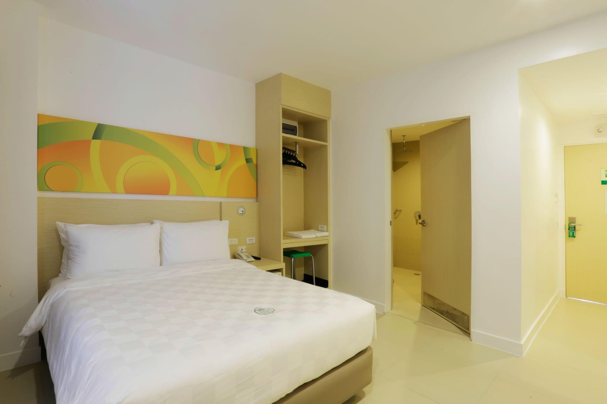 Go Hotels Timog Кесон-Сити Экстерьер фото