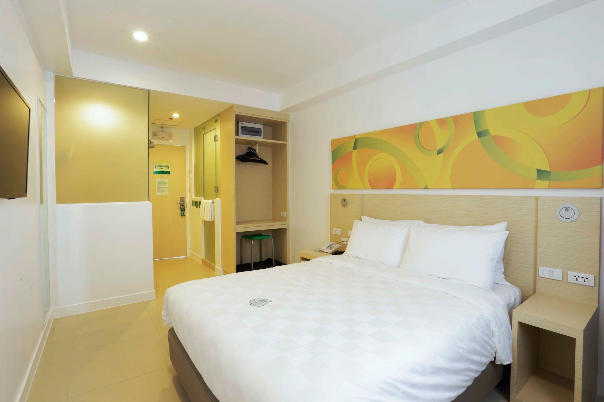 Go Hotels Timog Кесон-Сити Экстерьер фото