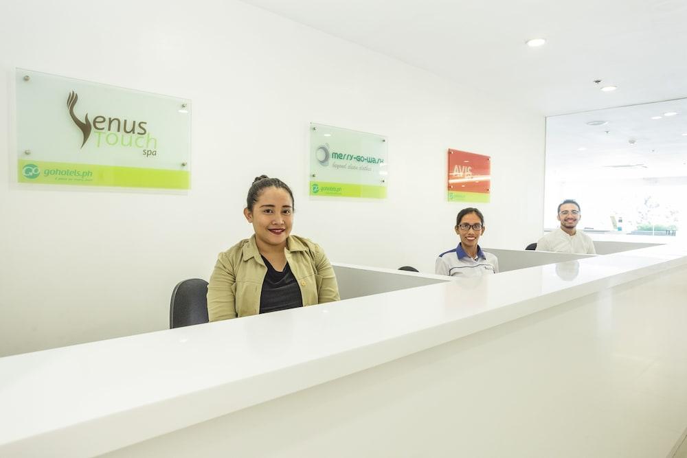 Go Hotels Timog Кесон-Сити Экстерьер фото