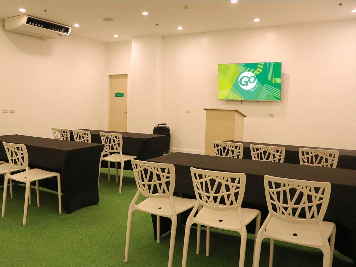 Go Hotels Timog Кесон-Сити Экстерьер фото