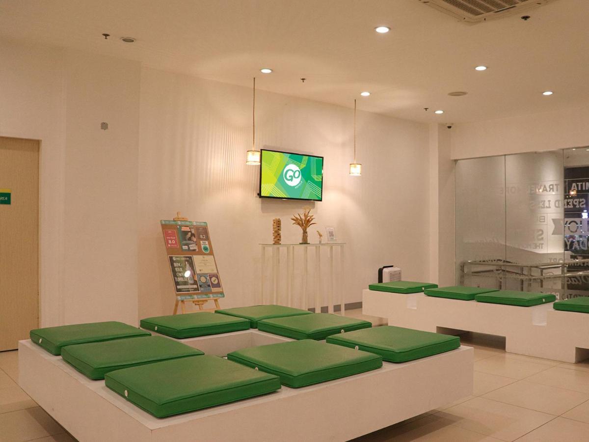 Go Hotels Timog Кесон-Сити Экстерьер фото