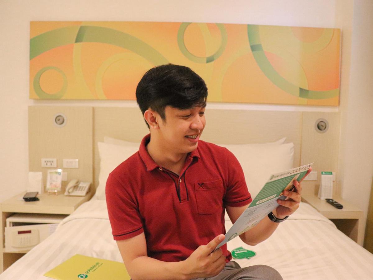 Go Hotels Timog Кесон-Сити Экстерьер фото