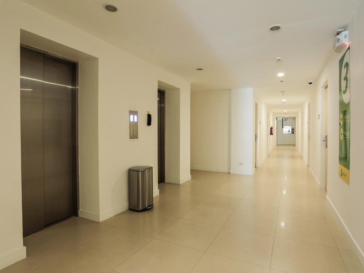 Go Hotels Timog Кесон-Сити Экстерьер фото