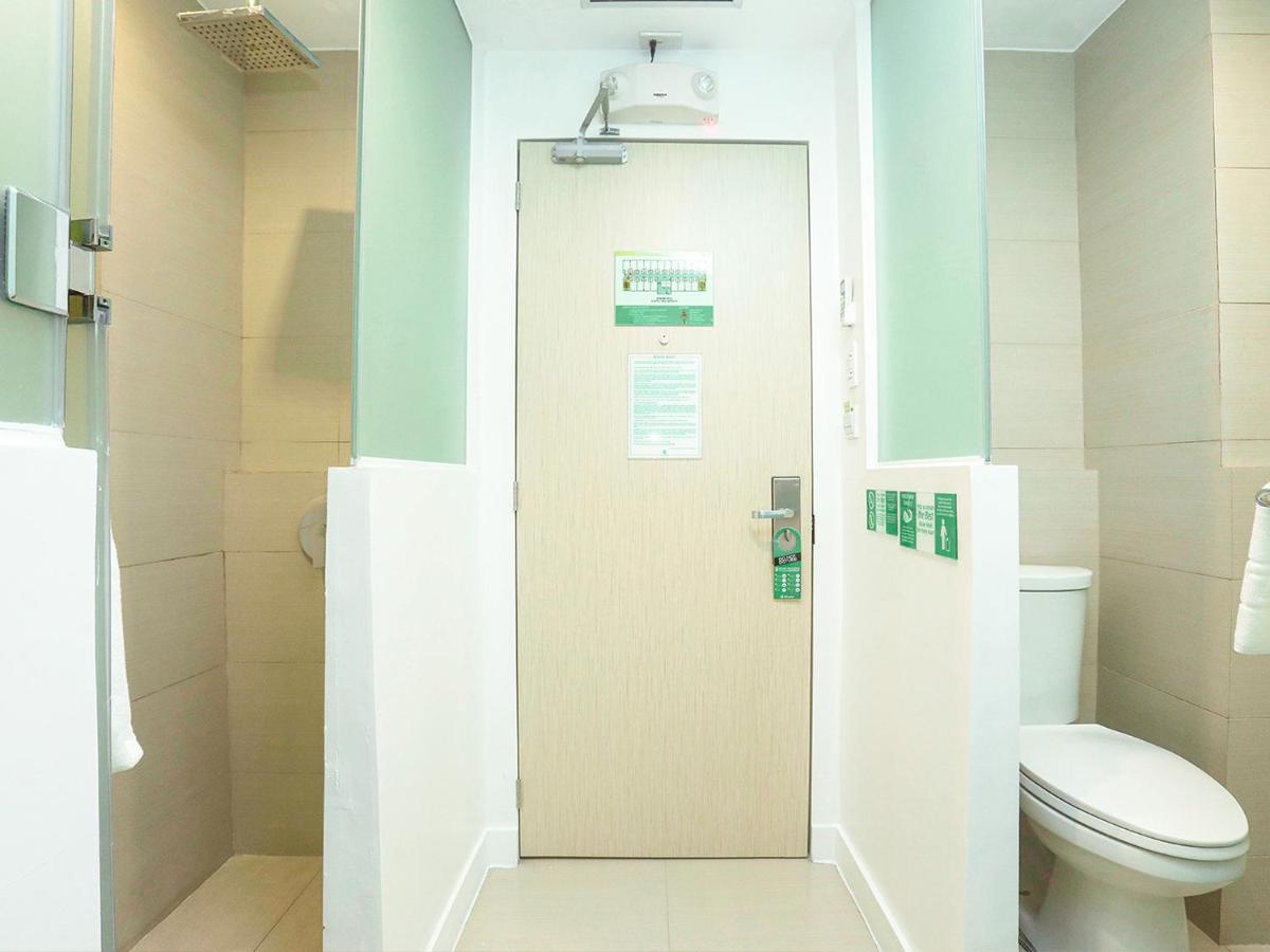 Go Hotels Timog Кесон-Сити Экстерьер фото