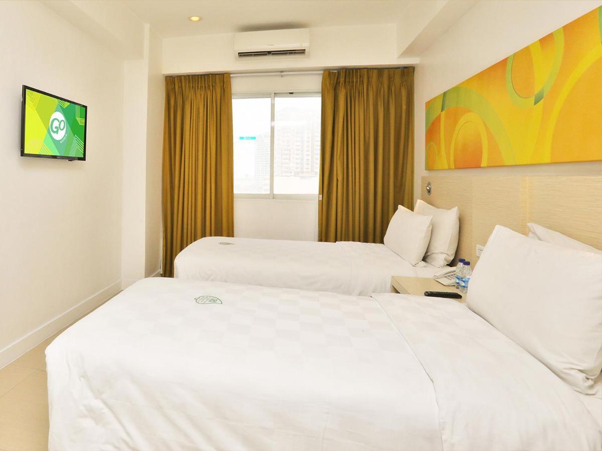 Go Hotels Timog Кесон-Сити Экстерьер фото