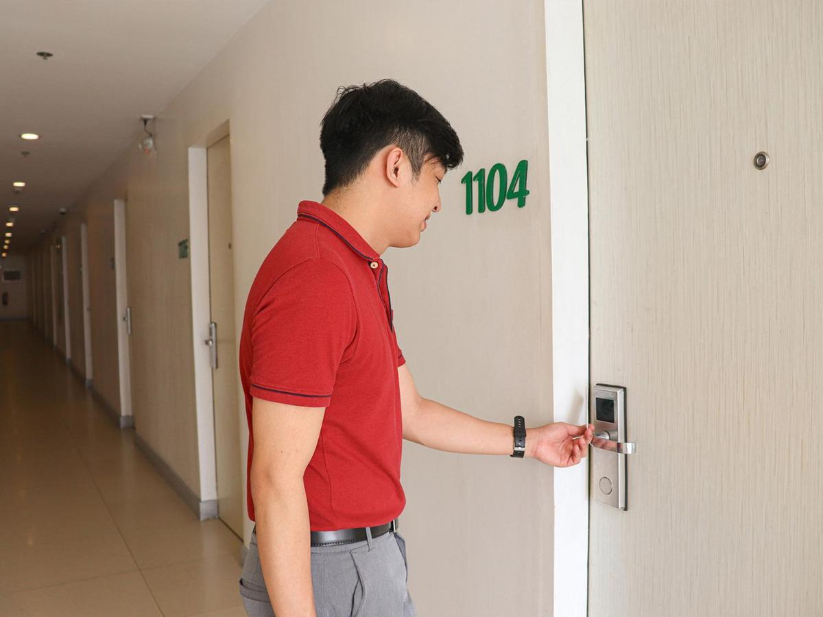 Go Hotels Timog Кесон-Сити Экстерьер фото