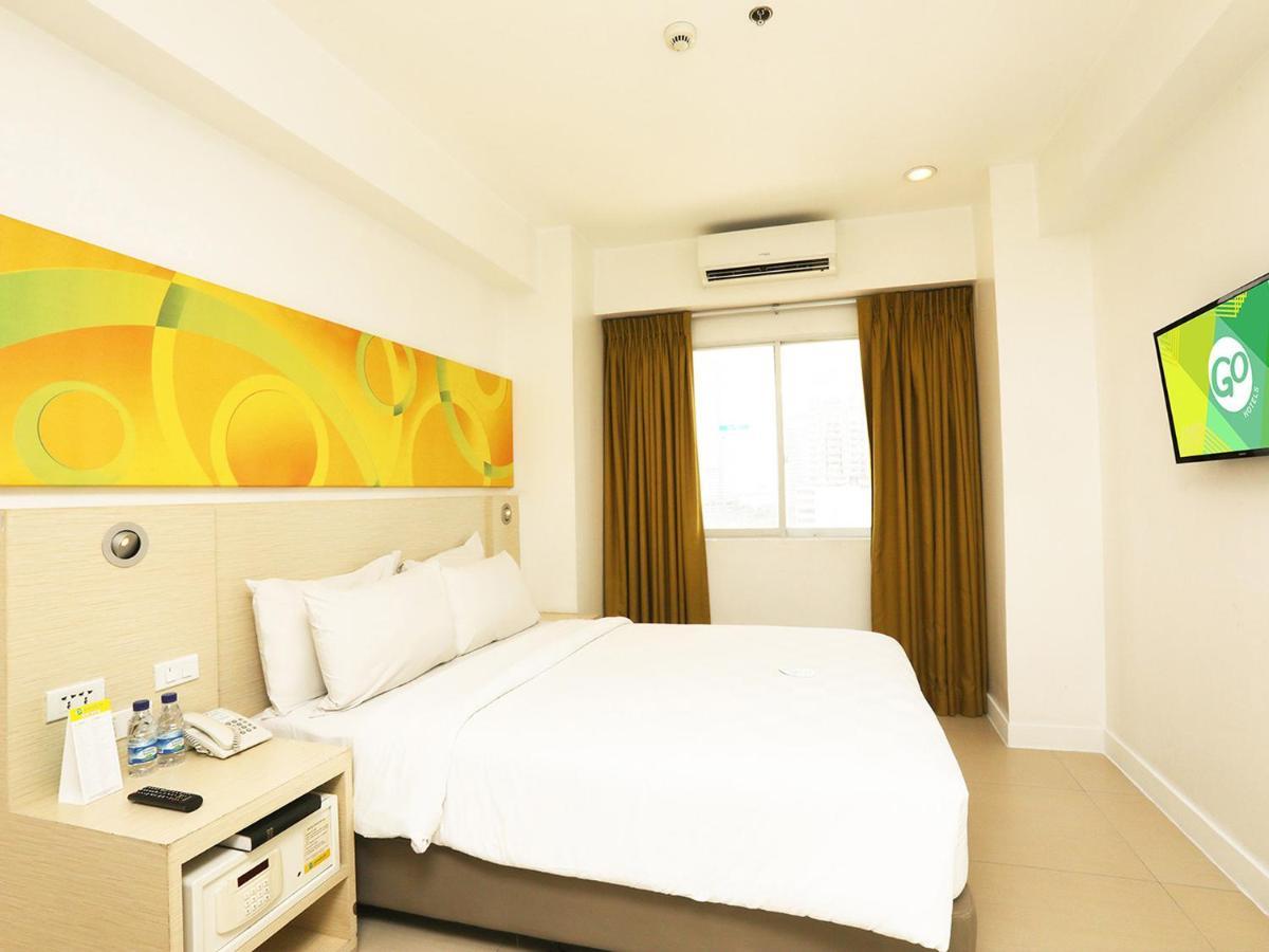 Go Hotels Timog Кесон-Сити Экстерьер фото