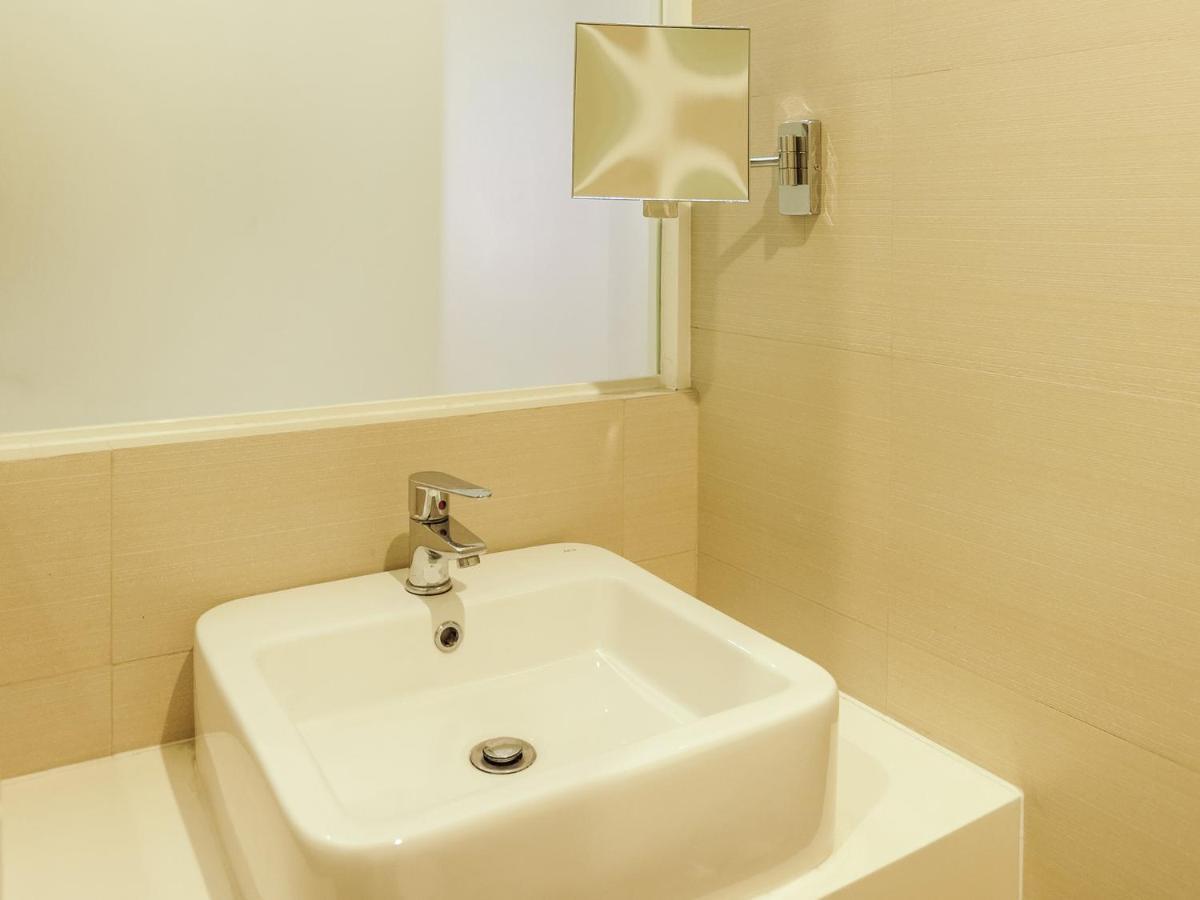 Go Hotels Timog Кесон-Сити Экстерьер фото