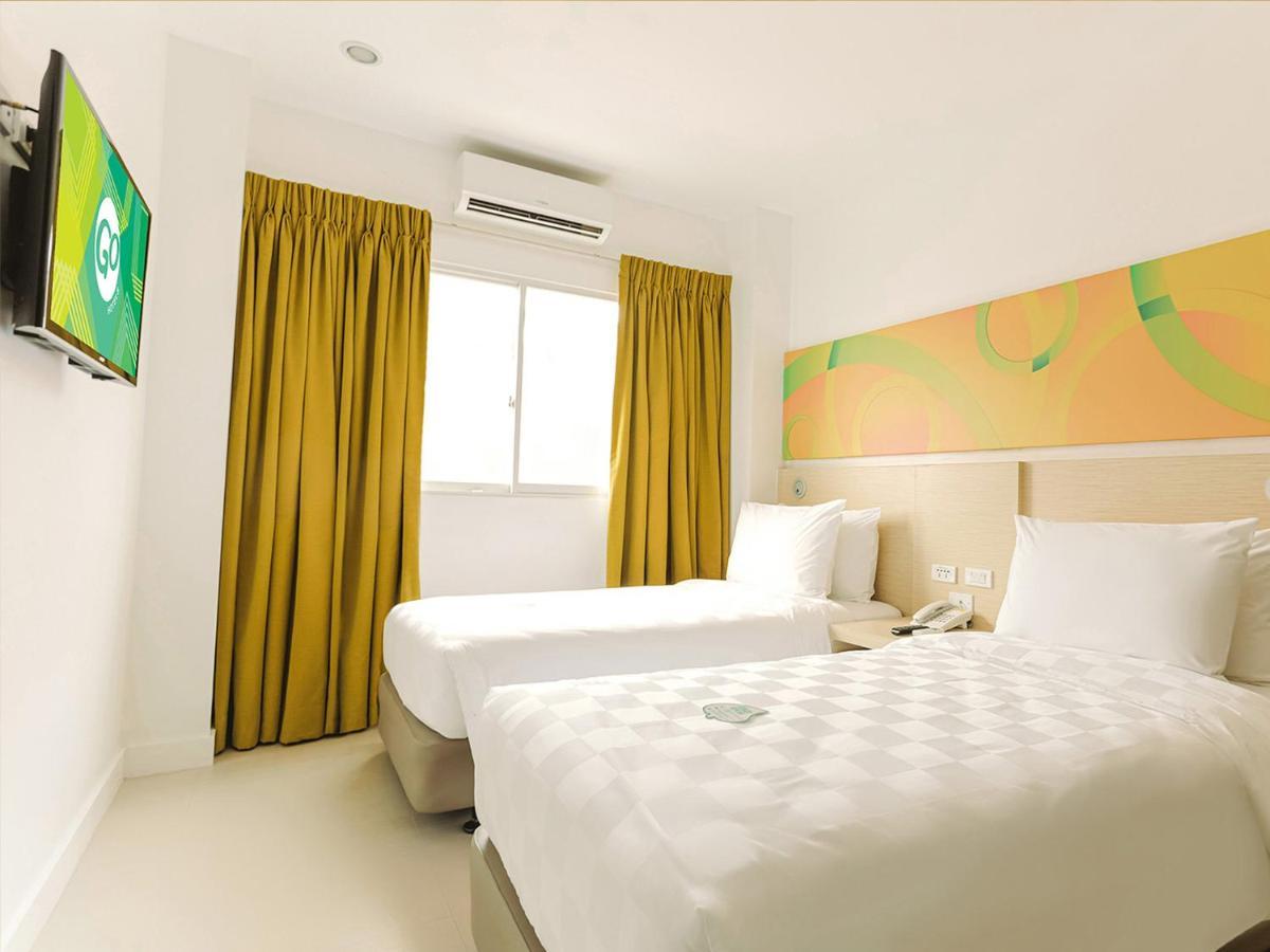 Go Hotels Timog Кесон-Сити Экстерьер фото