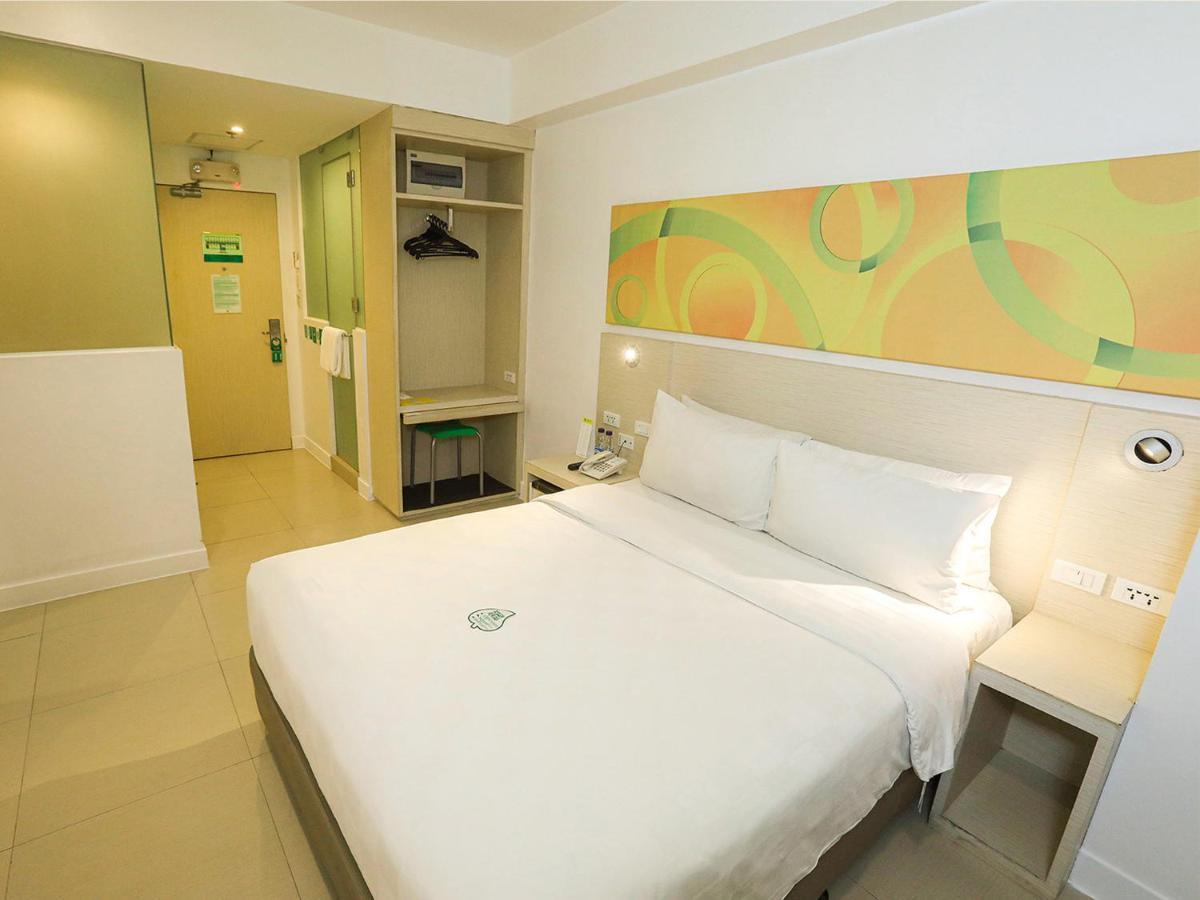 Go Hotels Timog Кесон-Сити Экстерьер фото