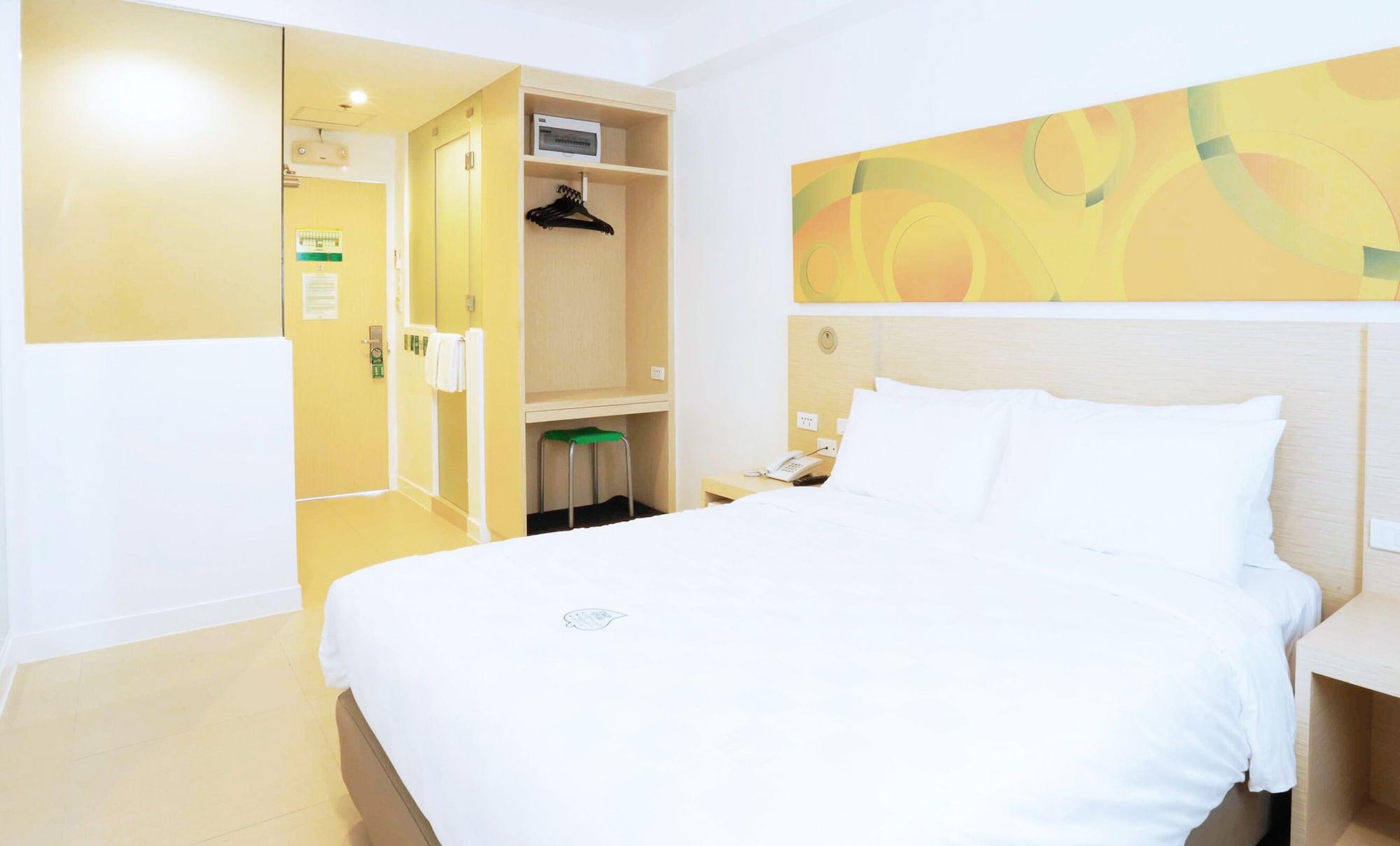 Go Hotels Timog Кесон-Сити Экстерьер фото
