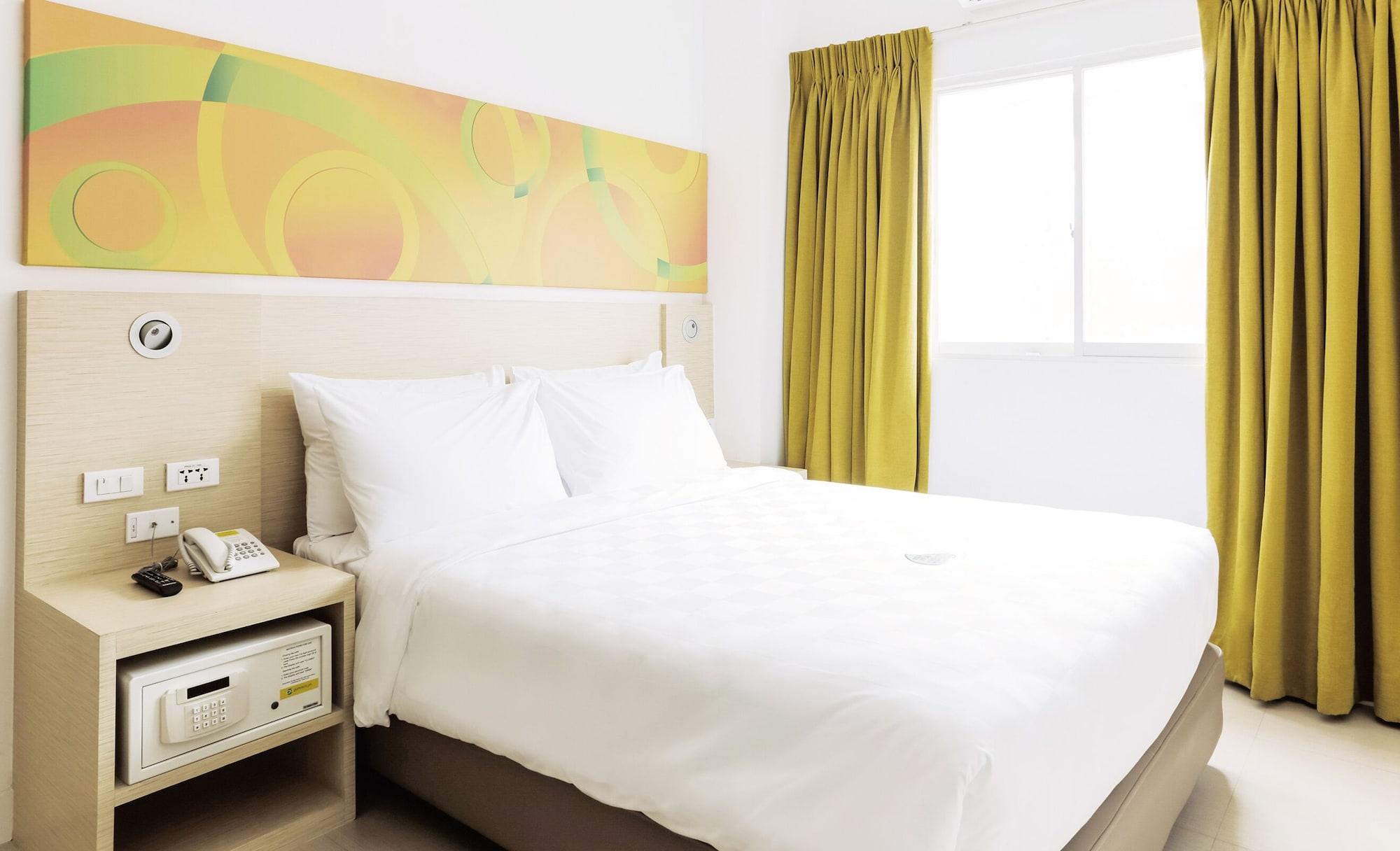 Go Hotels Timog Кесон-Сити Экстерьер фото