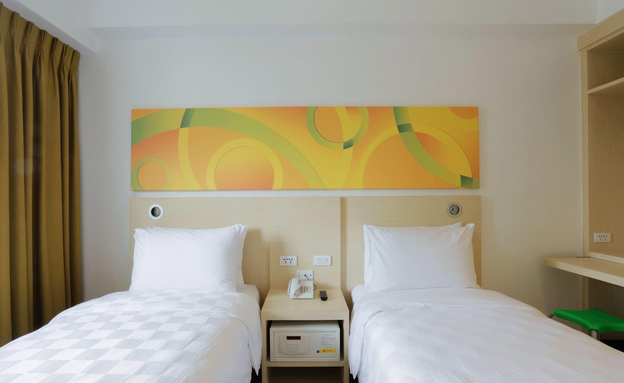 Go Hotels Timog Кесон-Сити Экстерьер фото