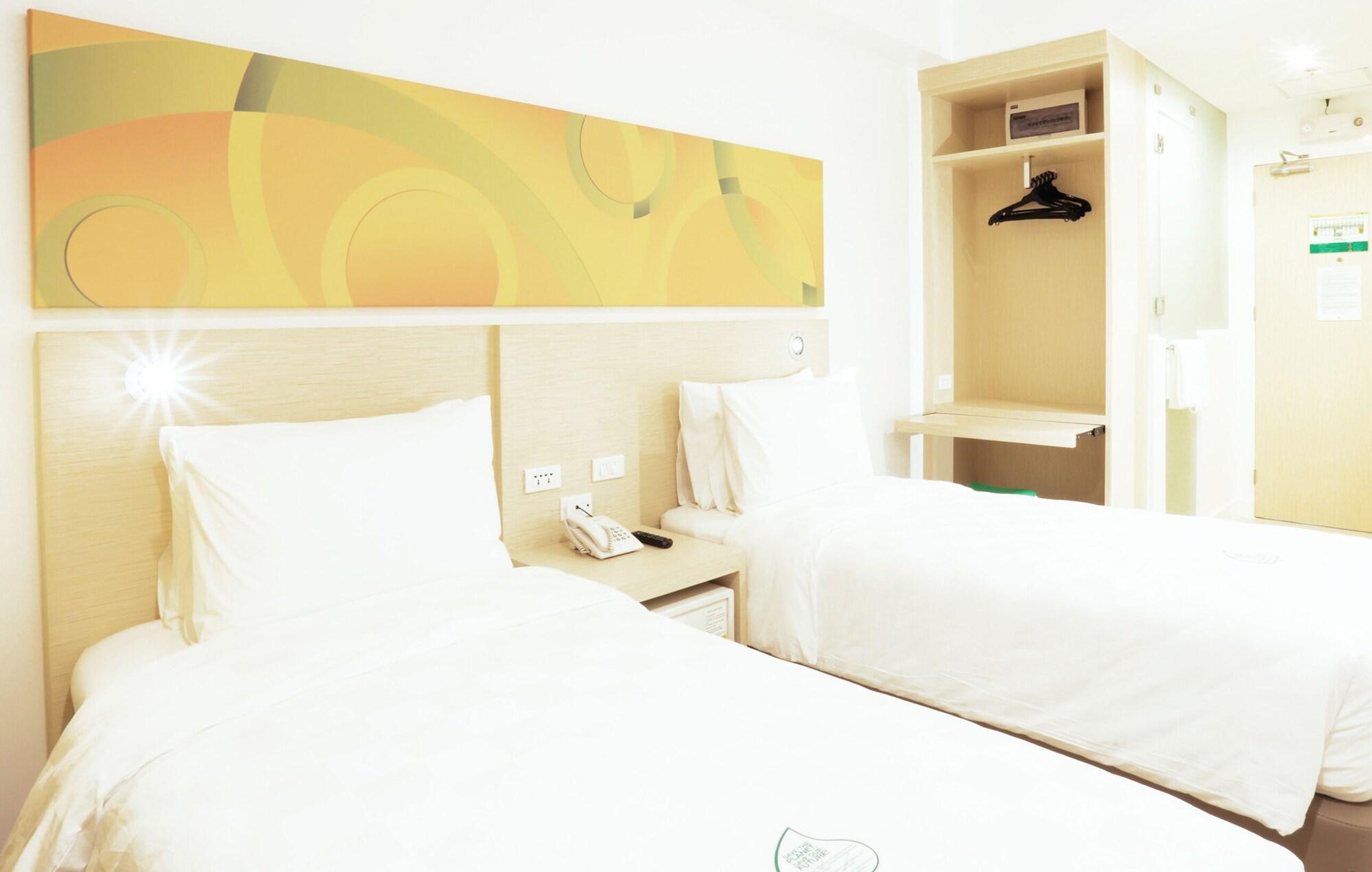 Go Hotels Timog Кесон-Сити Экстерьер фото
