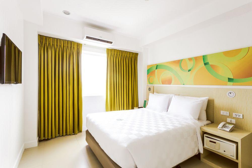 Go Hotels Timog Кесон-Сити Экстерьер фото