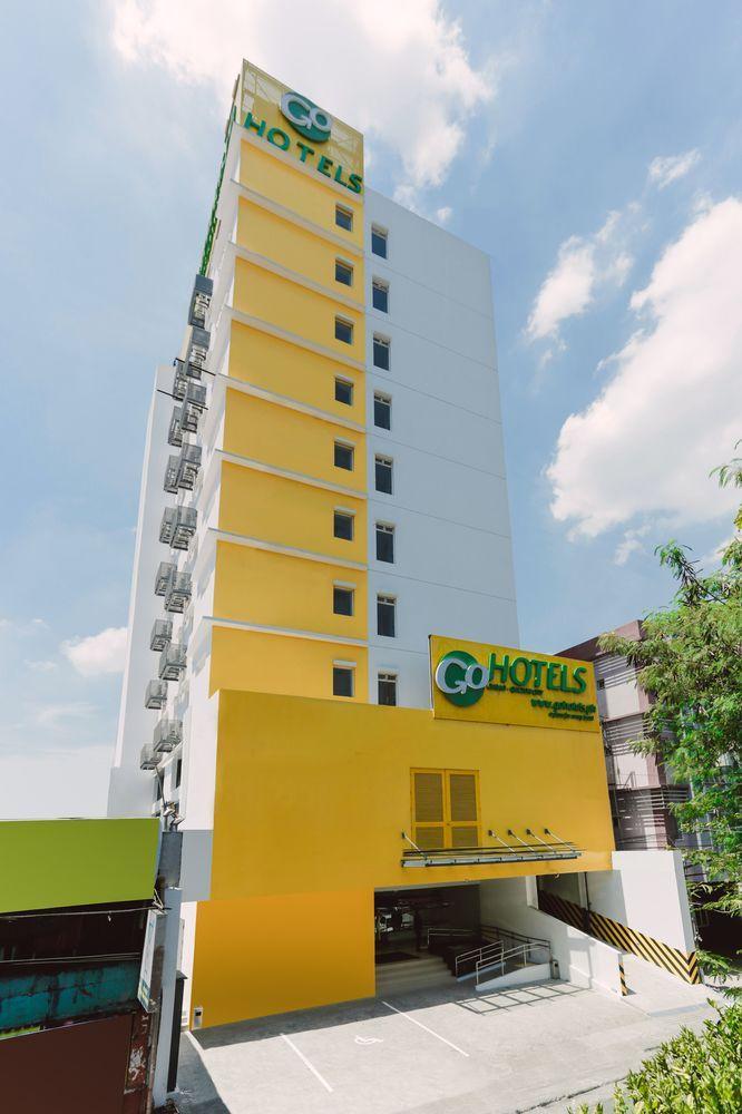 Go Hotels Timog Кесон-Сити Экстерьер фото