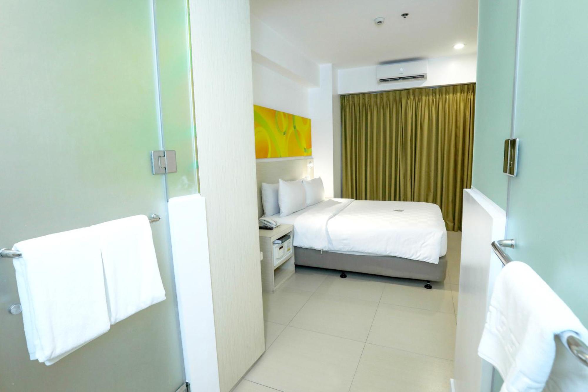 Go Hotels Timog Кесон-Сити Экстерьер фото